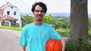 Estaba en un pequeño pueblo de Cazador Checo 756, buscando chicos que disfrutaran de las vacaciones de verano. Conocí a este joven en el camino desde una cancha de baloncesto, donde se relajaba con sus amigos.