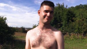 El fin de semana pasado hice una pequeña excursión a pie por el campo, en la Cazador Checo 813. Mientras disfrutaba del hermoso paisaje, de repente me fijé en un trabajador forestal que cargaba un tronco.